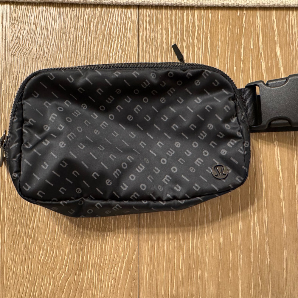 Lululemon belt bag- logo